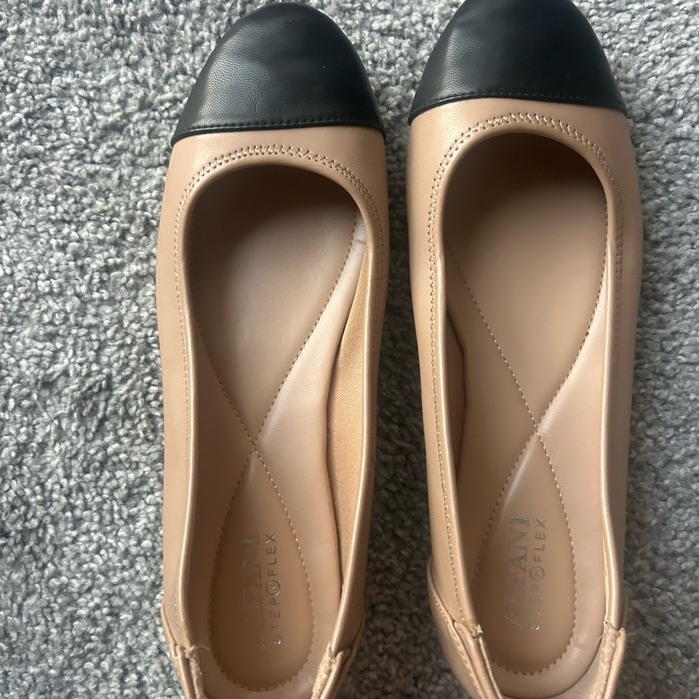 Vionic Tan Flats with Black Toes